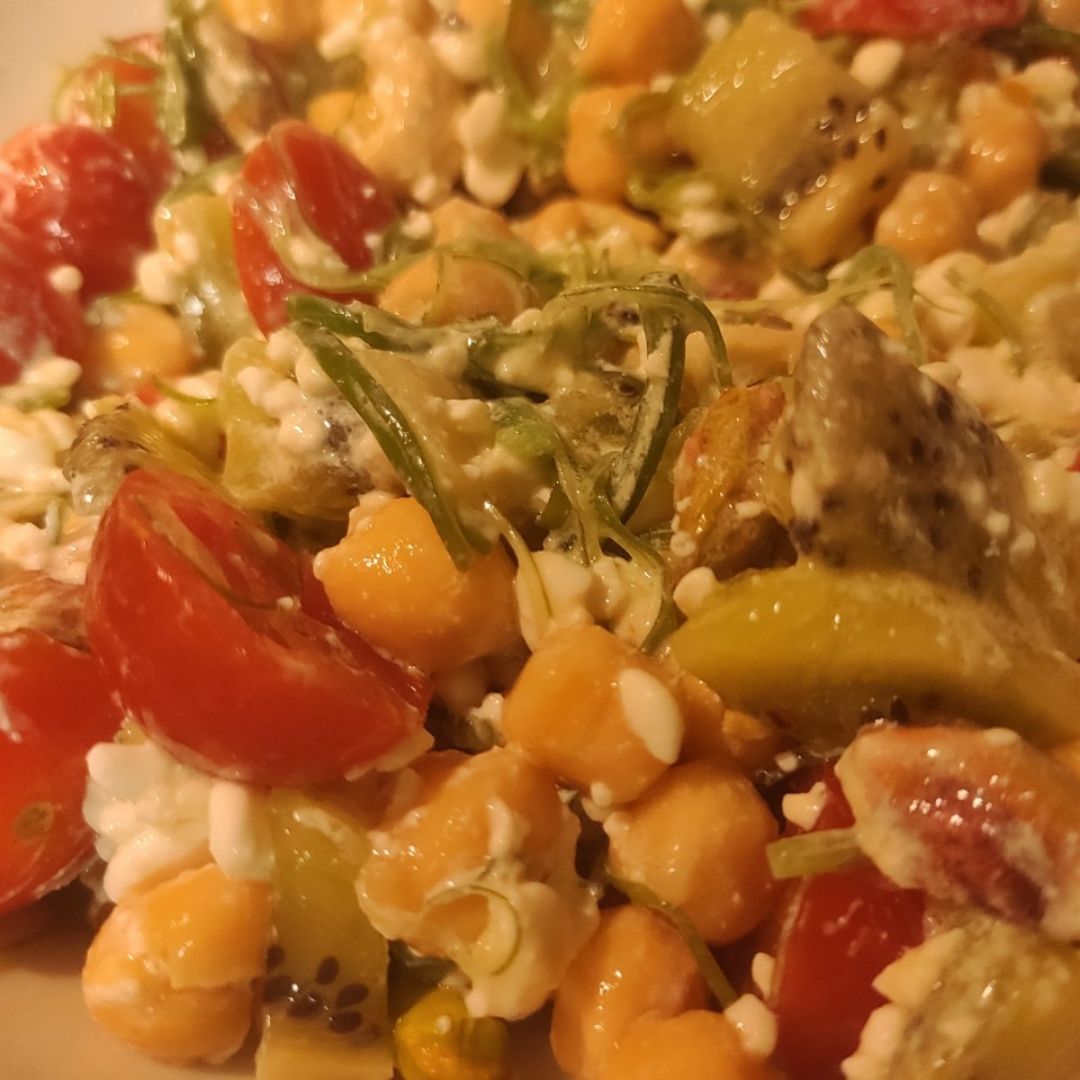 Ensalada de garbanzos, fruta y frutos secos