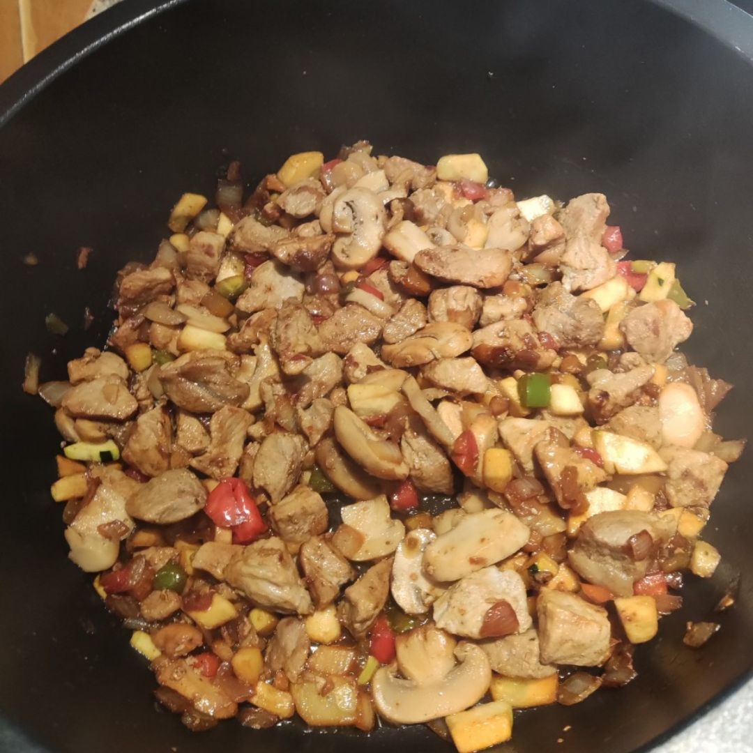Fideuá de carne y verduras Paso 1 Fideuá de carne y verduras Paso 1