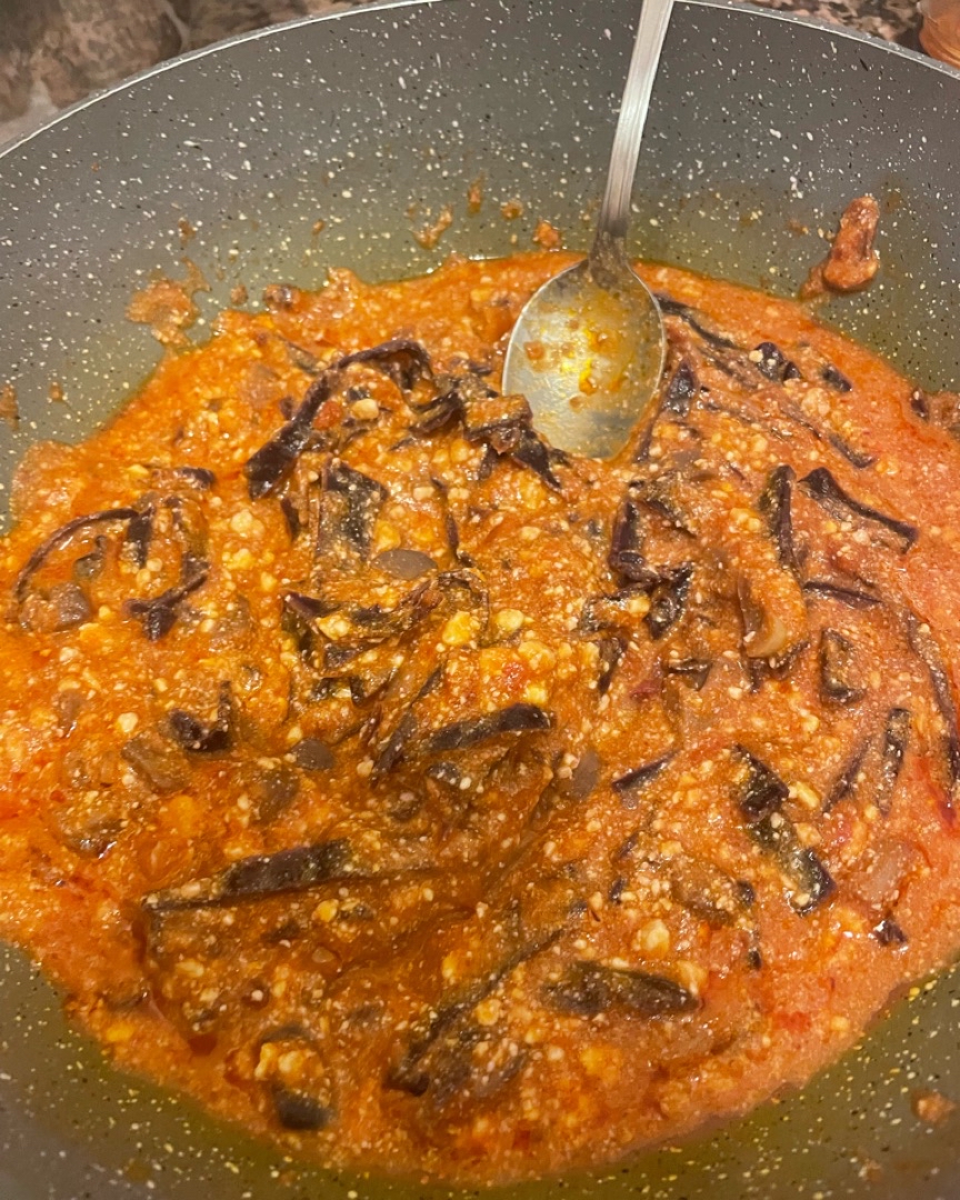 Champiñones rellenos de salsa de tomate, ajo, col lombarda y requesón Paso 0