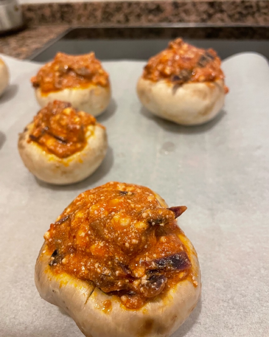 Champiñones rellenos de salsa de tomate, ajo, col lombarda y requesón Paso 1