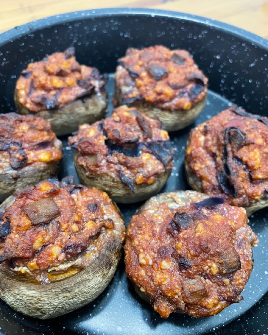 Champiñones rellenos de salsa de tomate, ajo, col lombarda y requesón Paso 2