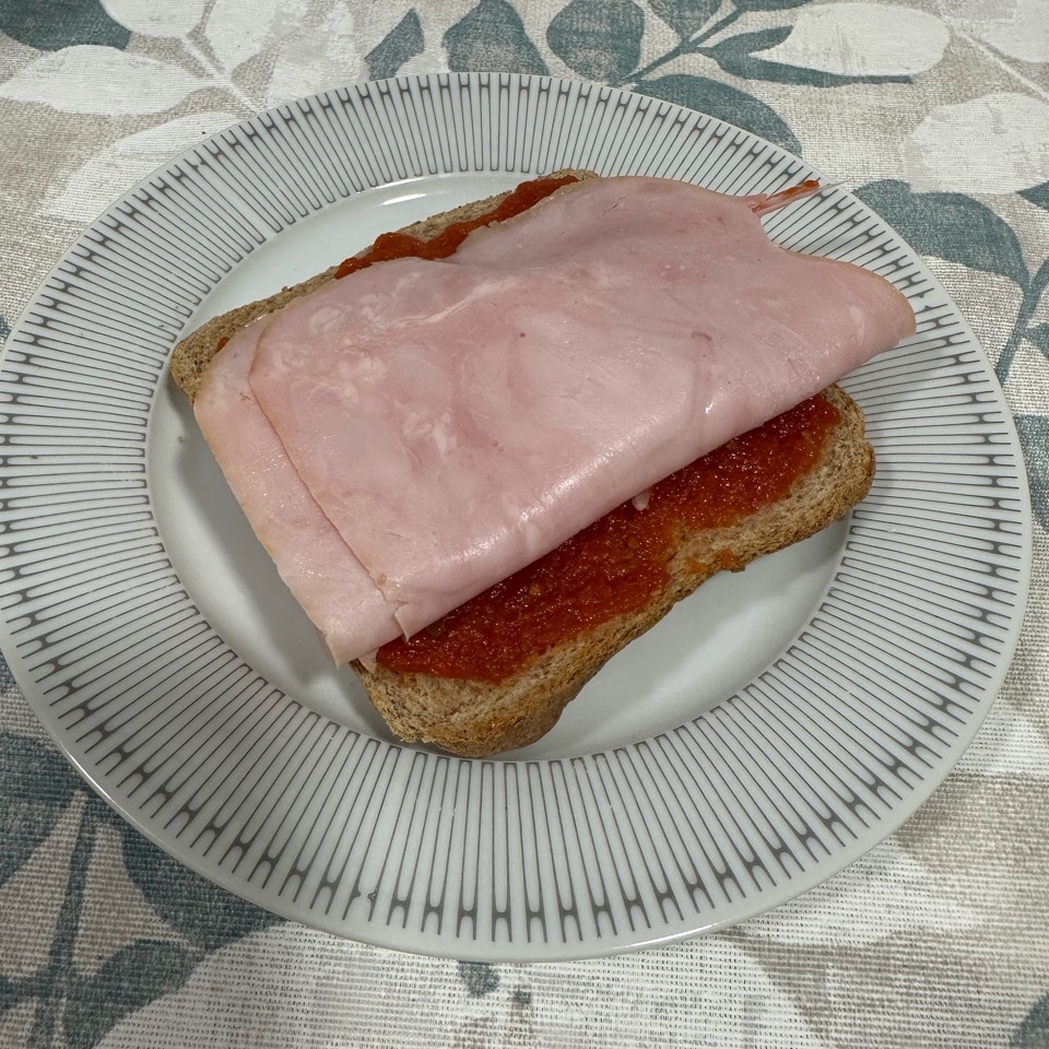 Tostada con jamón cocido y tomate 🍞
