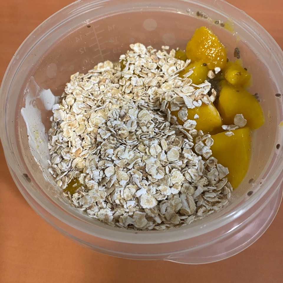 Yogur con avena y mango
