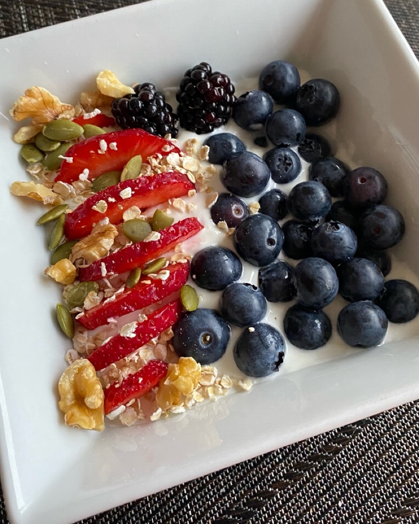 Yogur proteico con frutos rojos, frutos secos y avena integral 