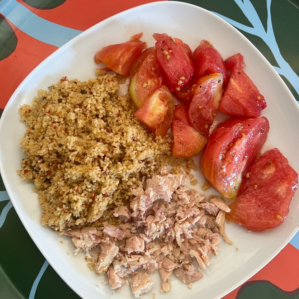 Combinado de cous cous, tomate y atún al natural 🌱 Combinado de cous cous, tomate y atún al natural 🌱