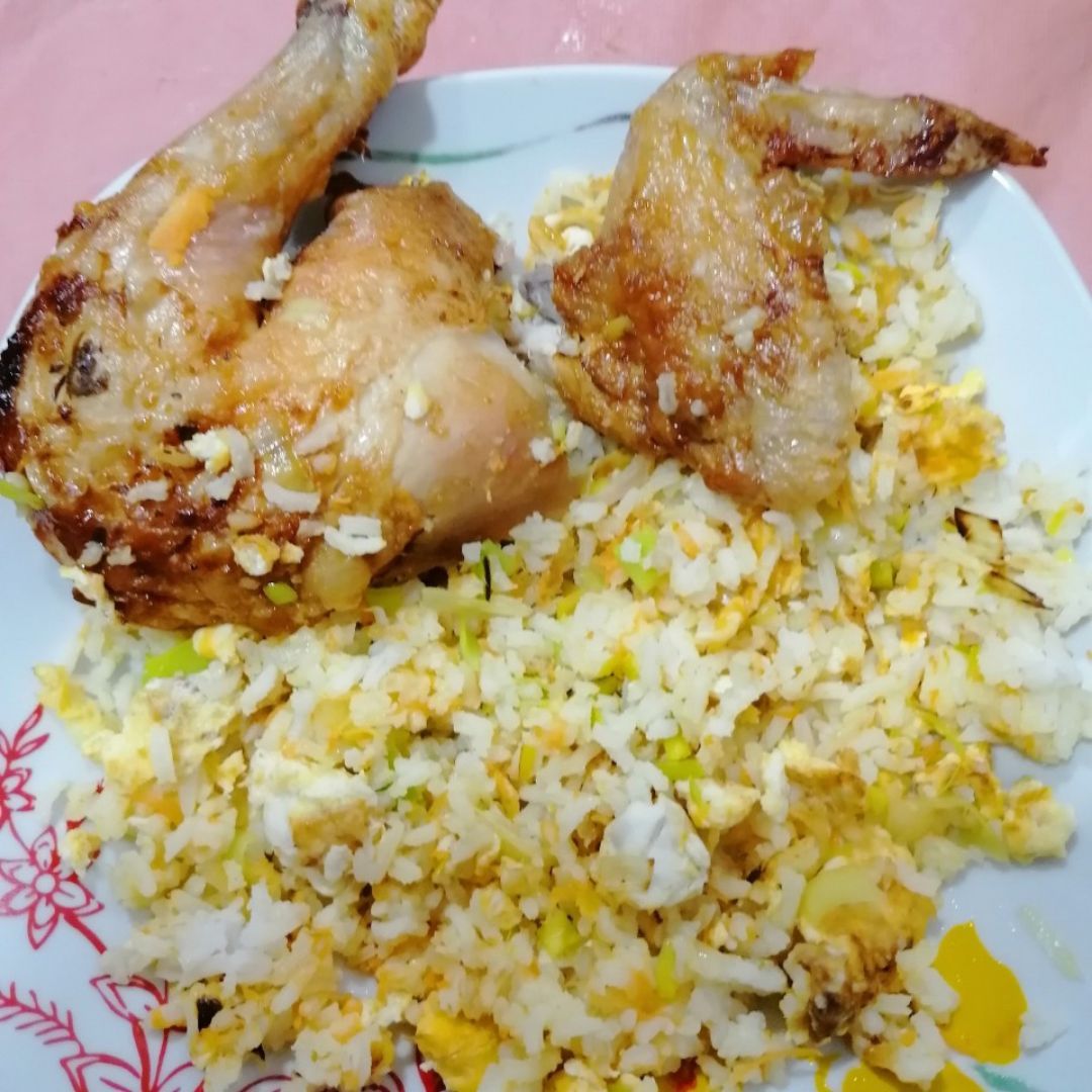 Arrocito tres delicias y pollo asado Arrocito tres delicias y pollo asado