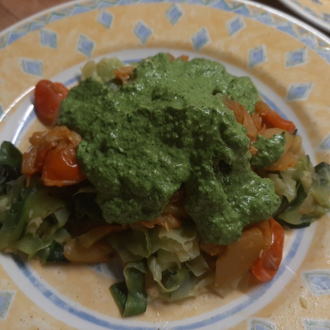 Espaguetis de calabackn con salsa pesto