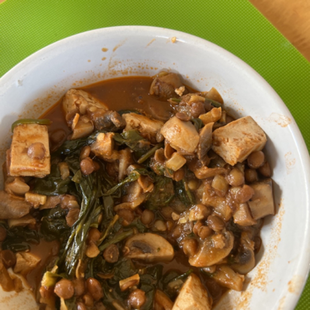 Curry de lentejas con tofu y espinacas Curry de lentejas con tofu y espinacas