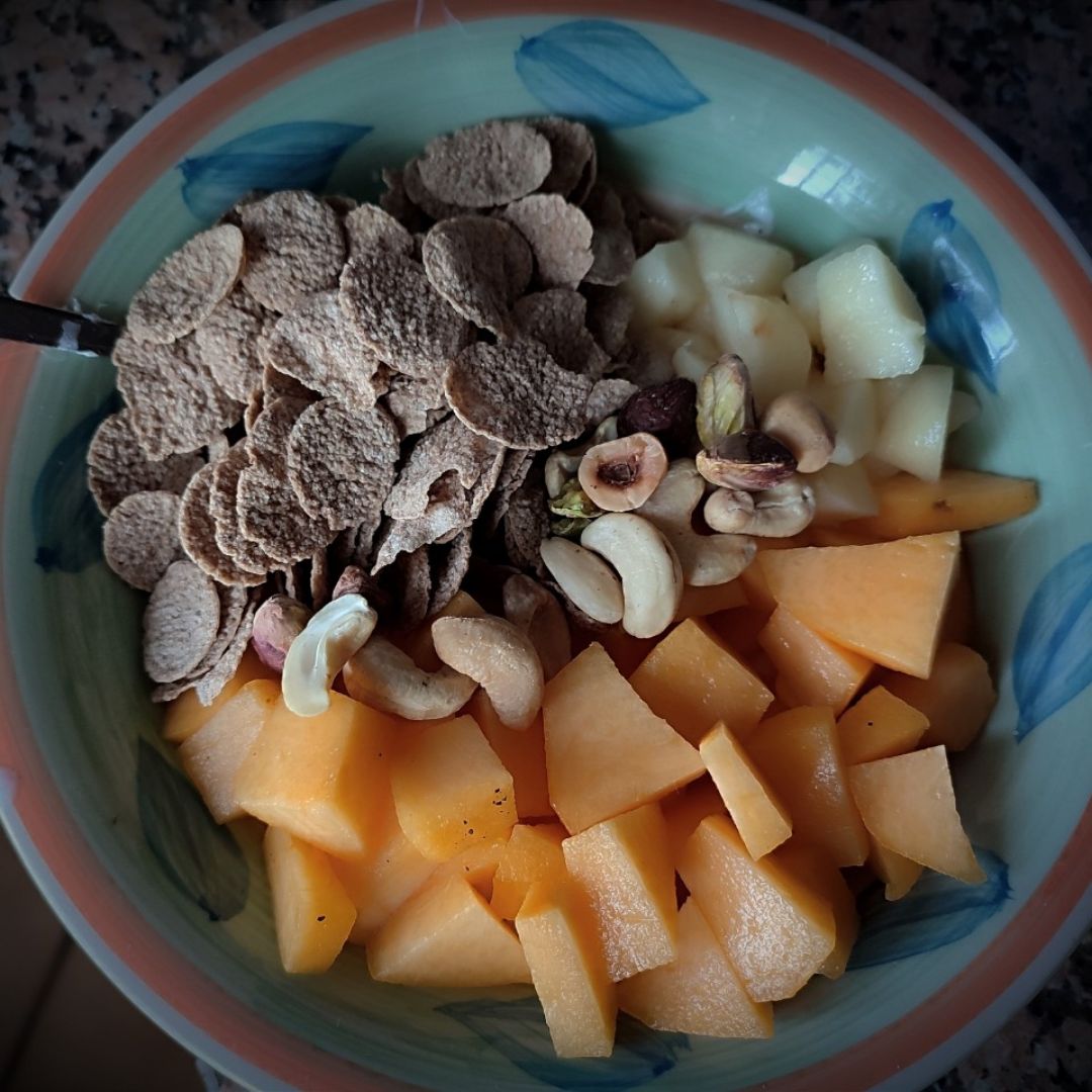Bol de yogur con melocotón, paraguayo, frutos secos y cereales