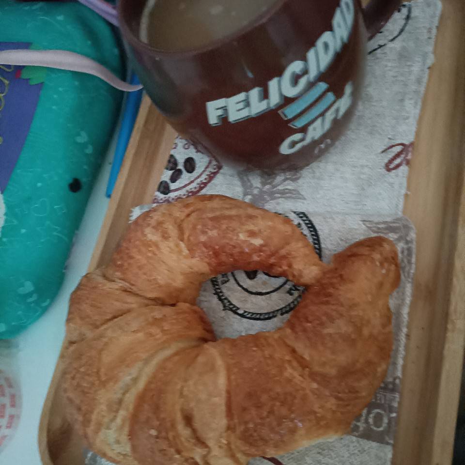 Cafe con croissant Cafe con croissant