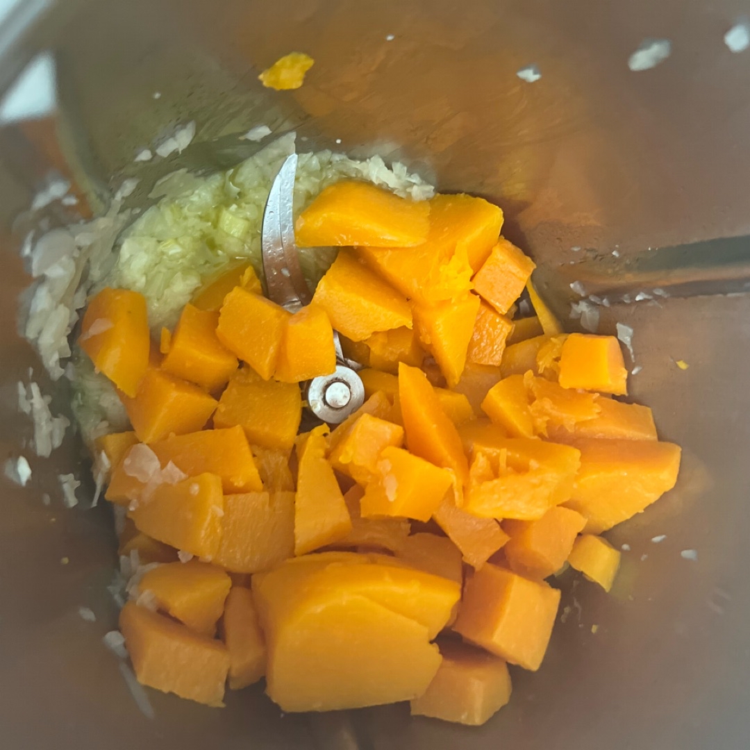 Gratinado de pasta al huevo, salsa de calabaza y dos quesos Paso 1 Gratinado de pasta al huevo, salsa de calabaza y dos quesos Paso 1