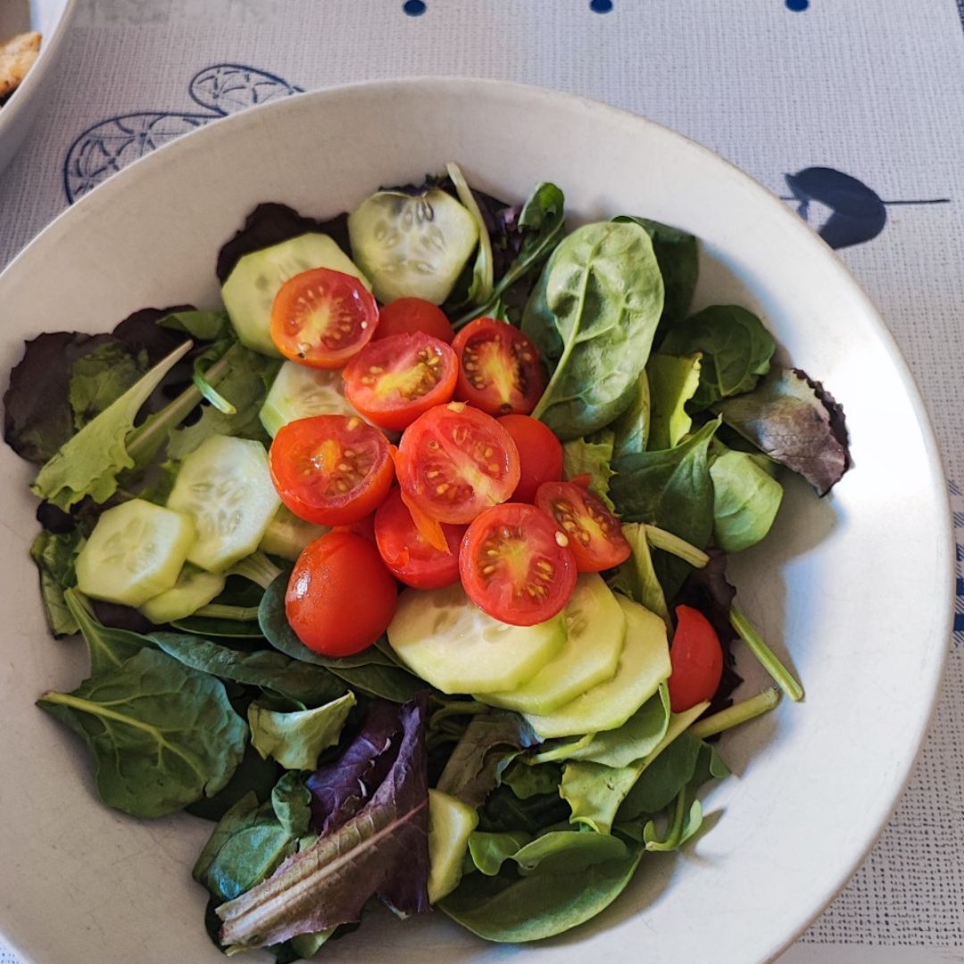 Ensalada brotes pepino y cherri Ensalada brotes pepino y cherri
