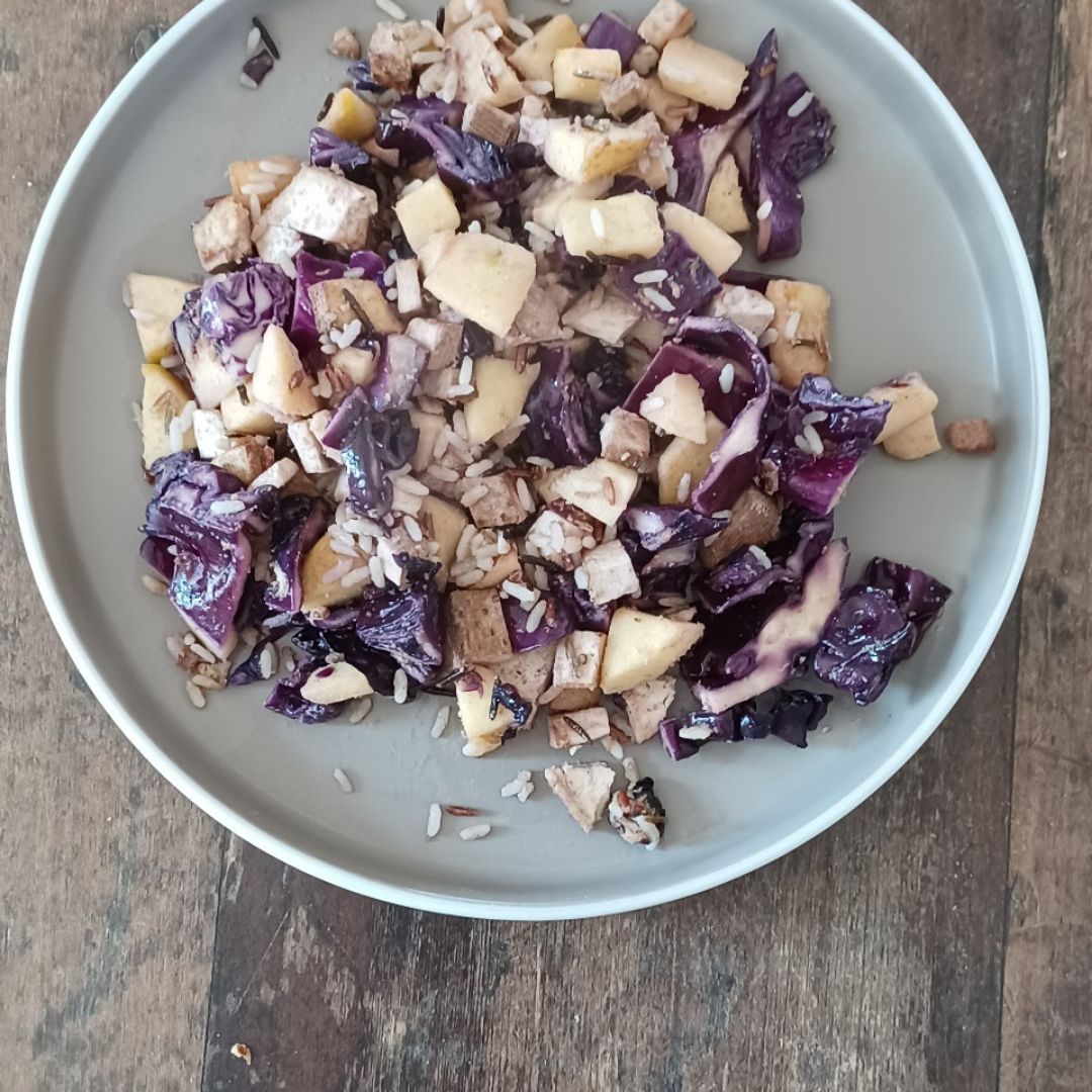 Tofu ahumado, manzana, col lombarda,mezcla de arroz y Tahini