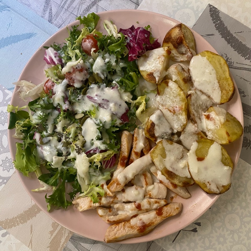 Ensalada con patatas al horno y pollo + salsa se yogur Ensalada con patatas al horno y pollo + salsa se yogur