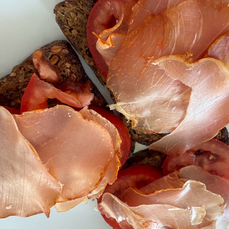 Pan proteico con aceite, tomate y lomo