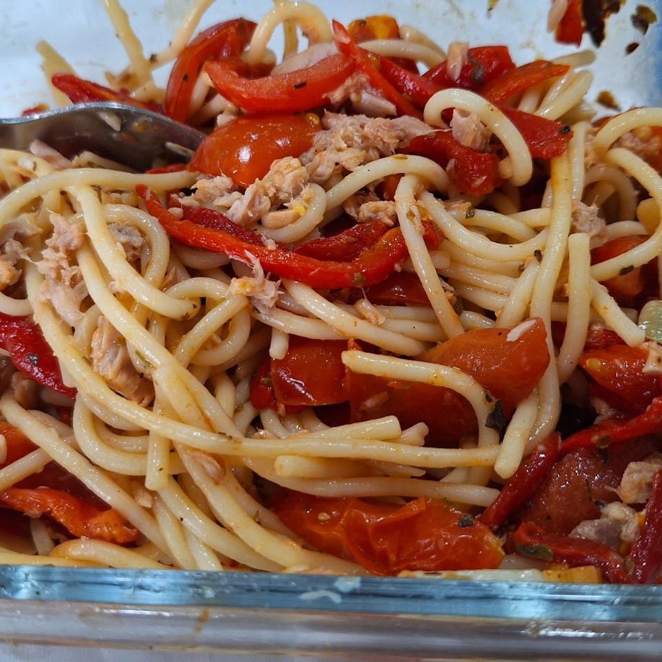 Cherry pimiento rojo asado con pasta y atún Cherry pimiento rojo asado con pasta y atún