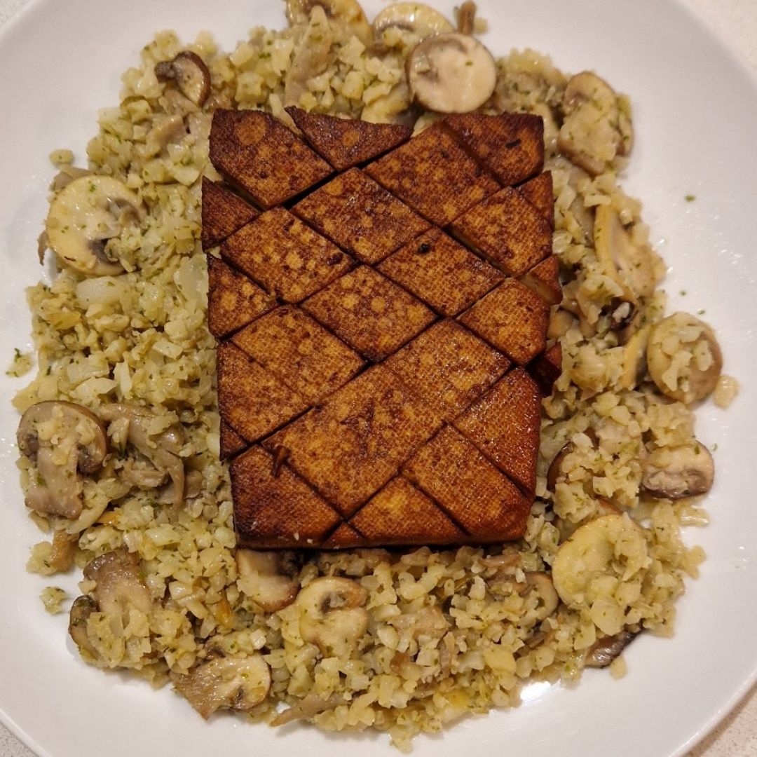Migas de coliflor con setas y tofu 
