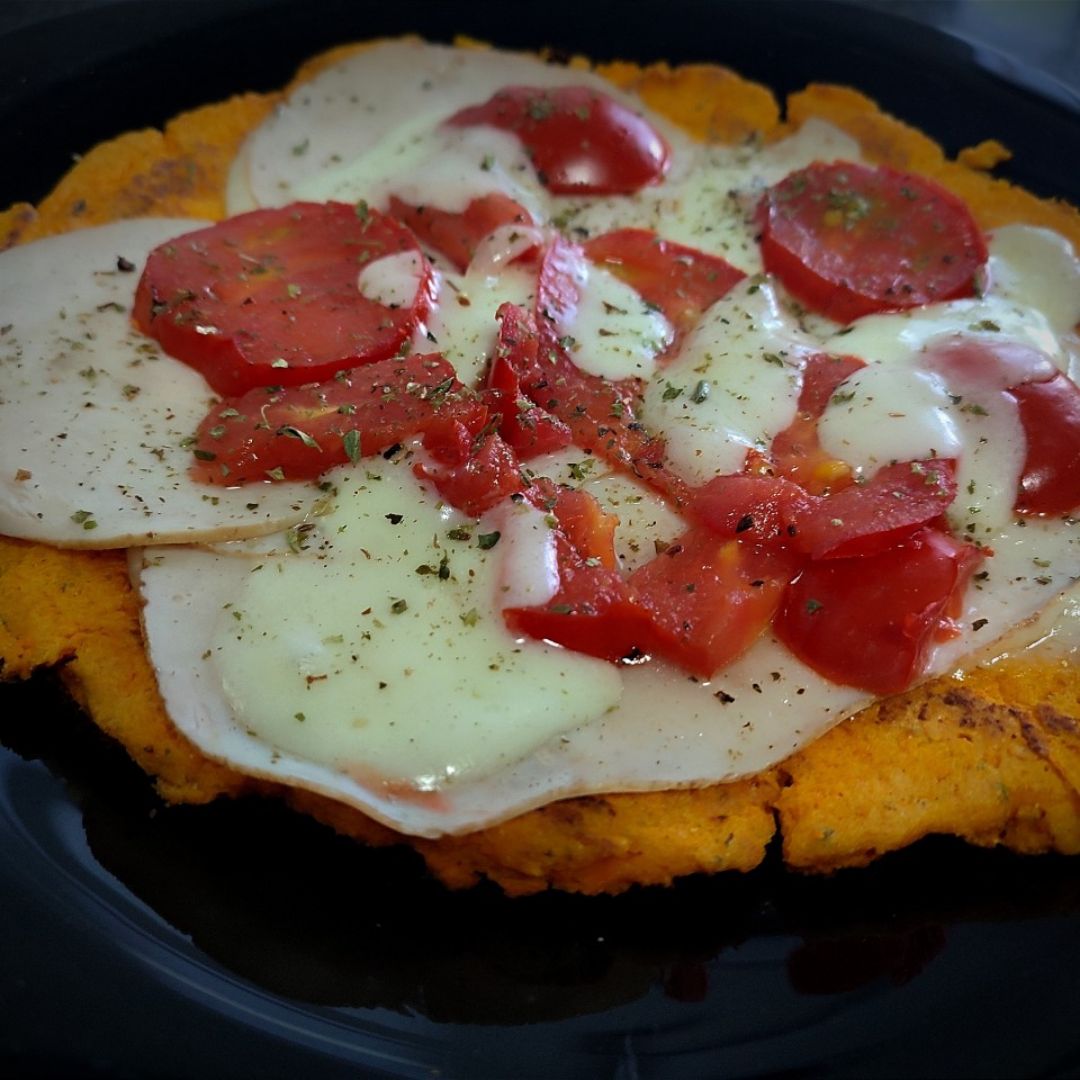 Pizza con base de zanahoria en sartén Pizza con base de zanahoria en sartén