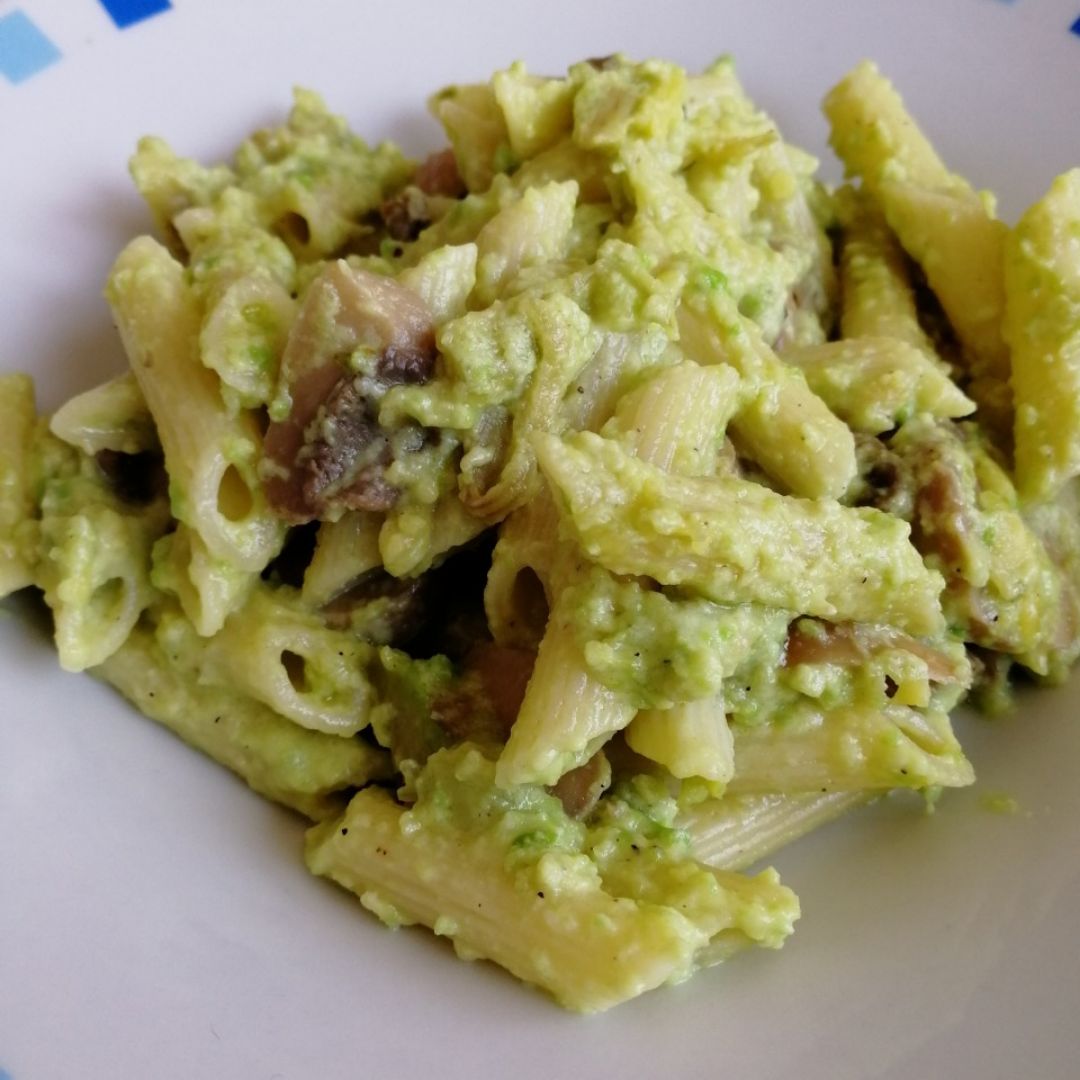 Macarrones con crema de aguacate y champiñones Macarrones con crema de aguacate y champiñones