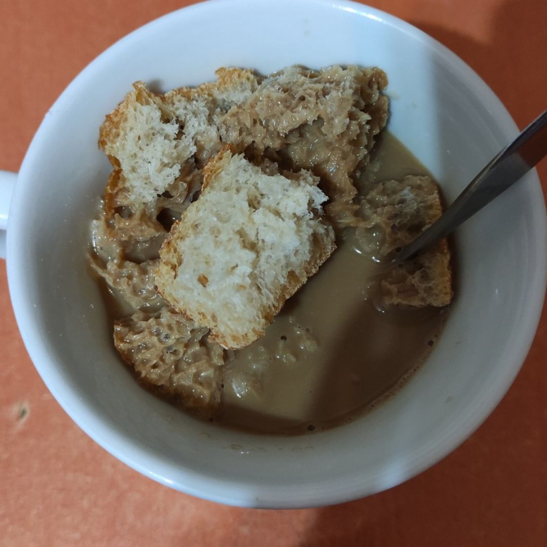 Pan migao con café y leche de almendras. Pan migao con café y leche de almendras.