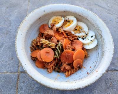Espirales integrales multicereales con zanahoria cocida, bonito en tomate y huevo cocido.