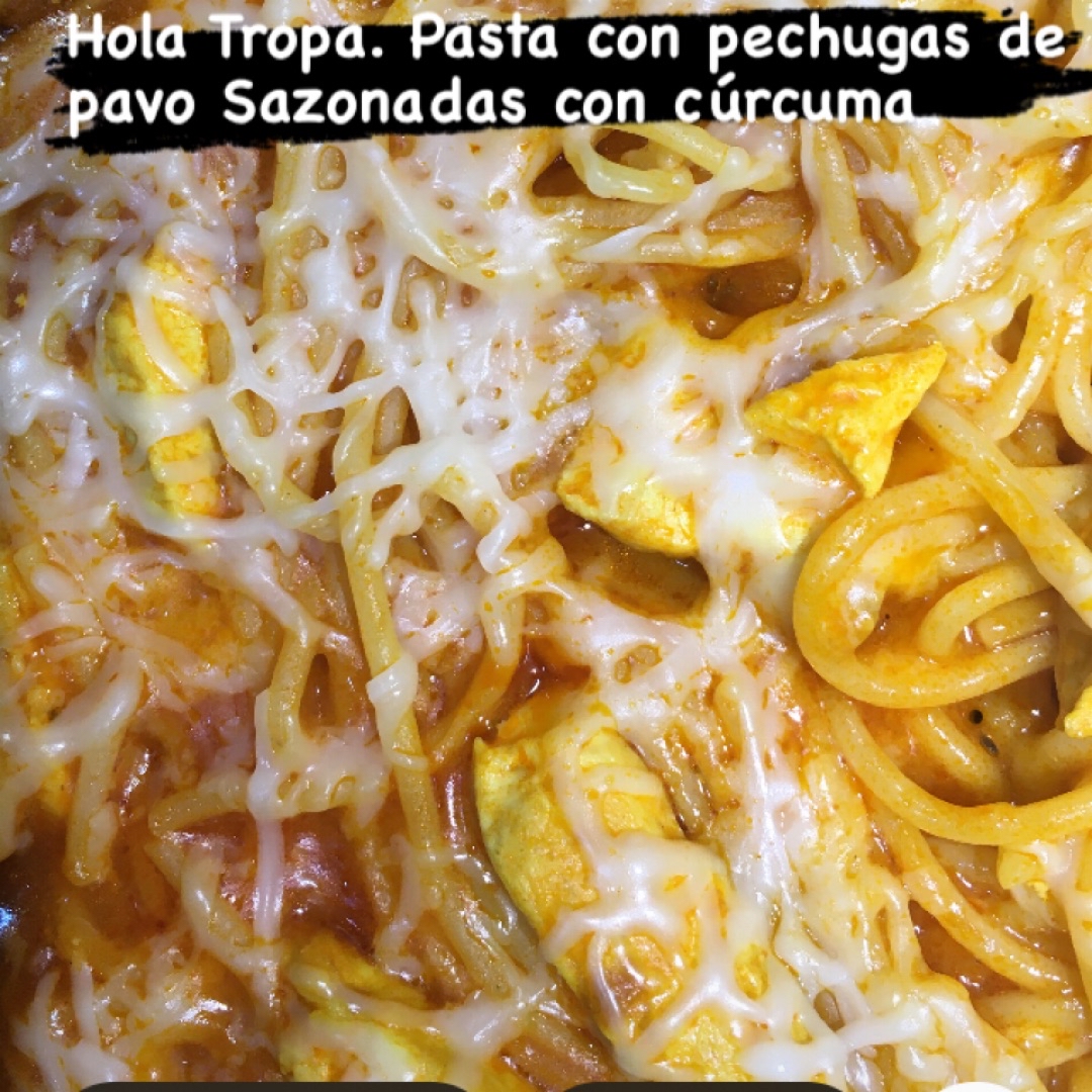Pasta con pechugas de pavo sazonadas con cúrcuma Pasta con pechugas de pavo sazonadas con cúrcuma