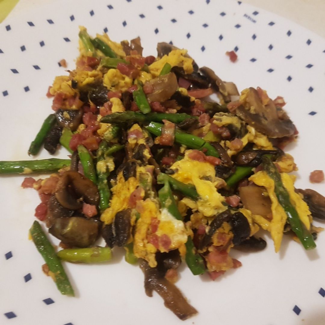 Revuelto de champiñones, espárragos verdes y jamón Revuelto de champiñones, espárragos verdes y jamón