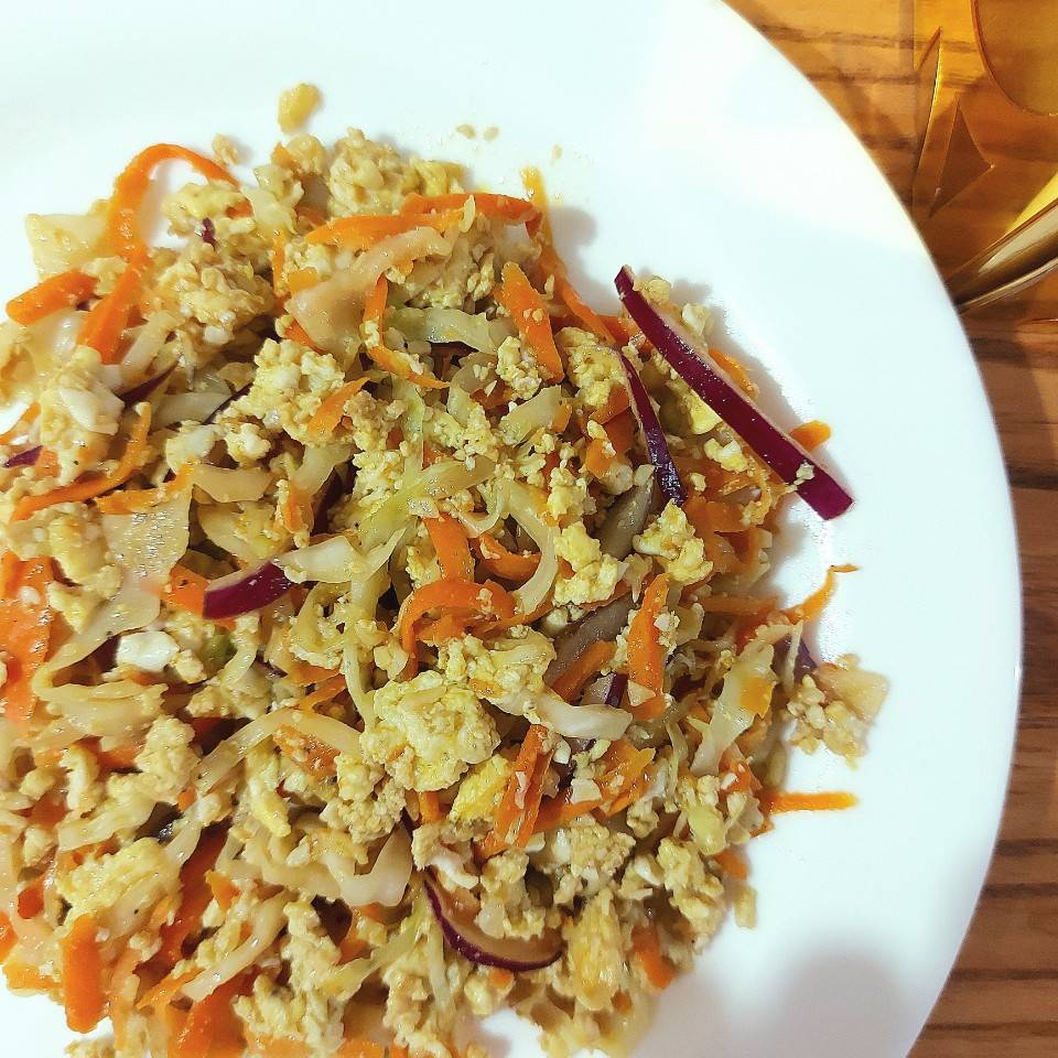 Huevos con verduras en salsa de soja.