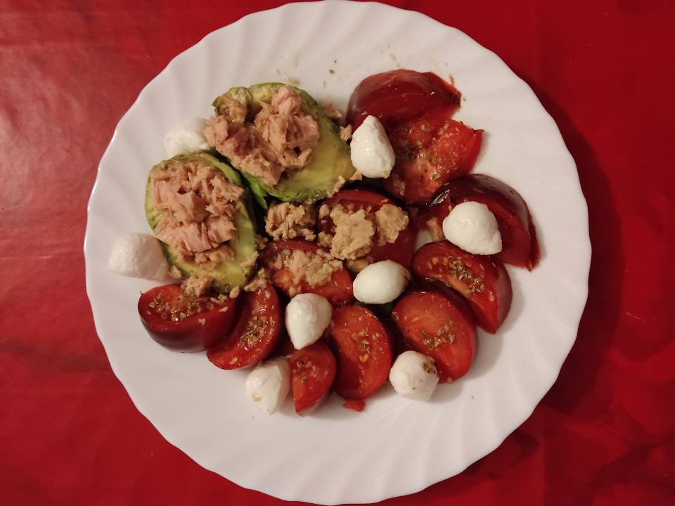 Tomate con aguacate relleno de atún y bolitas de mozarella Tomate con aguacate relleno de atún y bolitas de mozarella