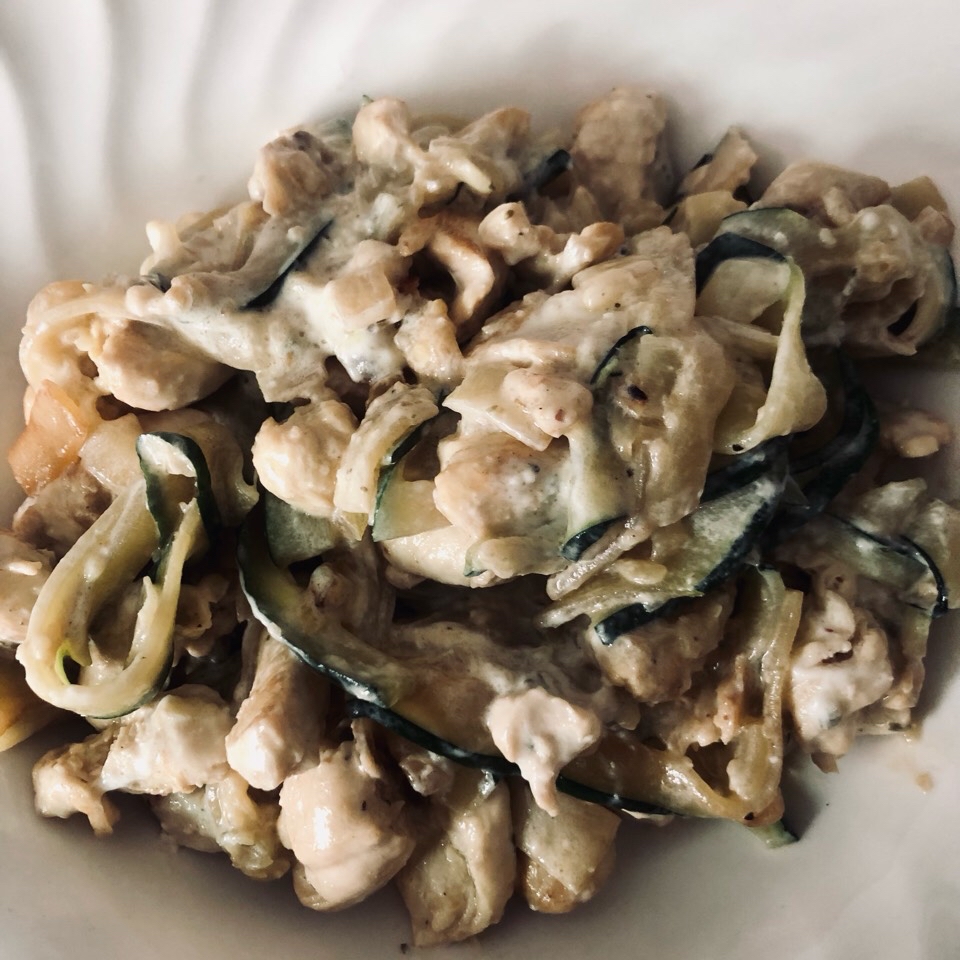 Tallarines de calabacín con pollo y queso crema