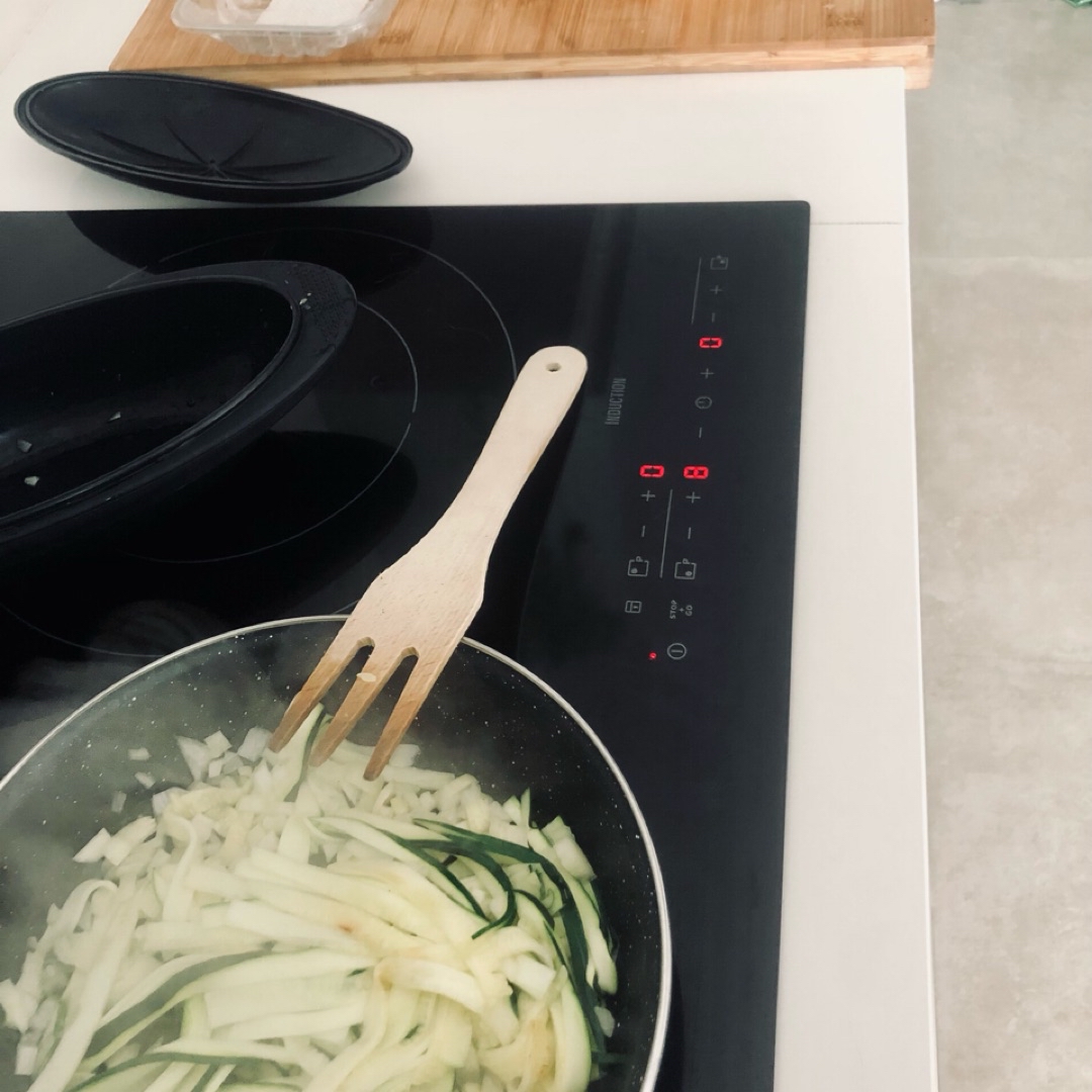 Tallarines de calabacín con pollo y queso crema Paso 1