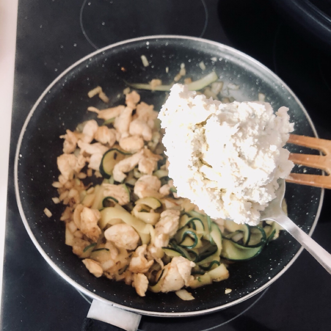 Tallarines de calabacín con pollo y queso crema Paso 2