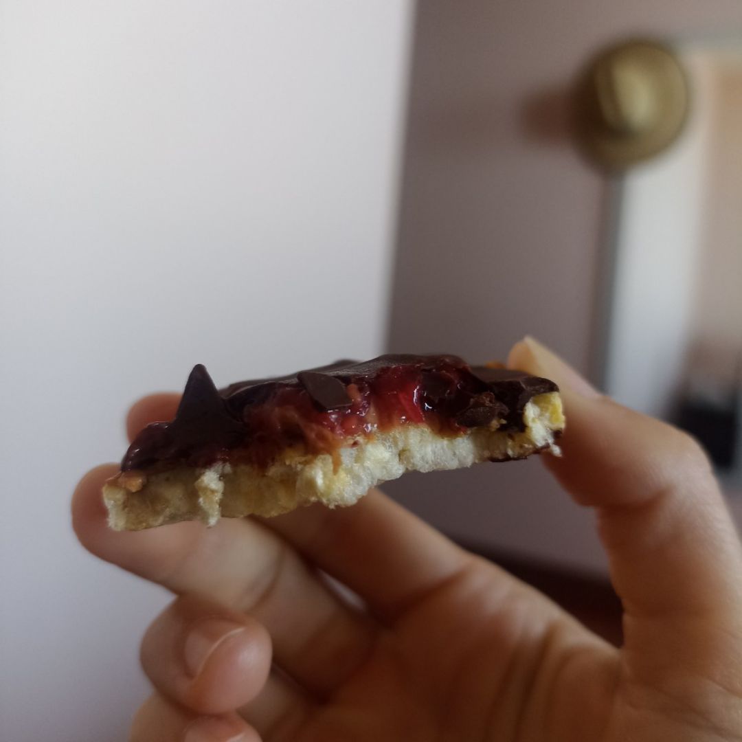 Tortitas de arroz o millo con crema de cacahuete, frambuesas y chocolate Step 0