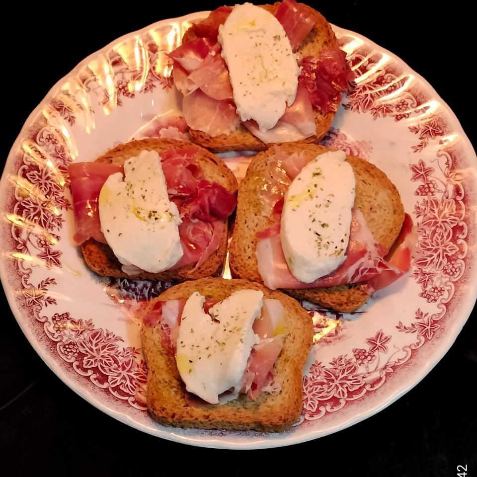Tostadas con jam贸n y mozarella. Tostadas con jam贸n y mozarella.