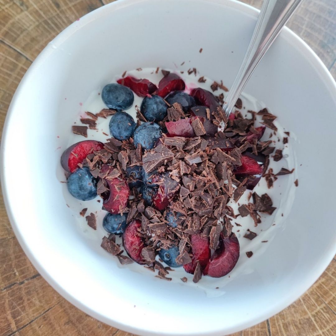 Yogur proteico natural con cerezas y chocolate Paso 0 Yogur proteico natural con cerezas y chocolate Paso 0