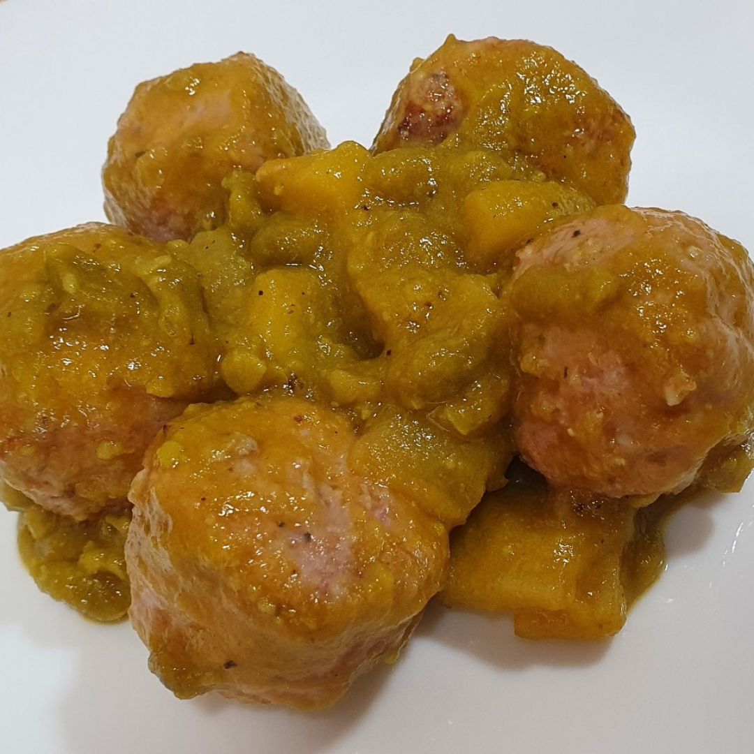Albondigas con salsa de verduras patata y guisantes Albondigas con salsa de verduras patata y guisantes