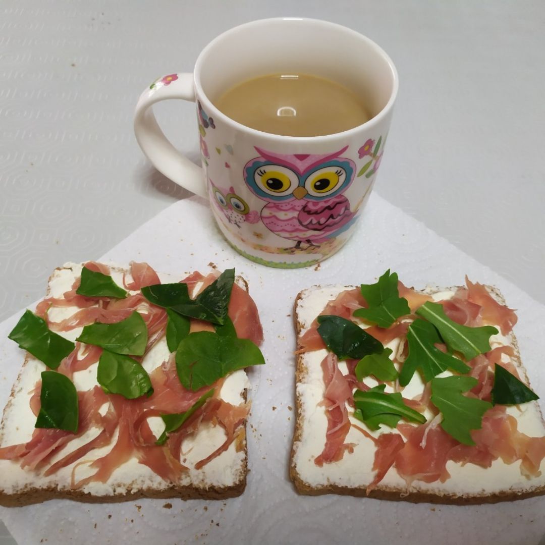 Tostadas integrales de queso, jamón y rúcula/espinaca