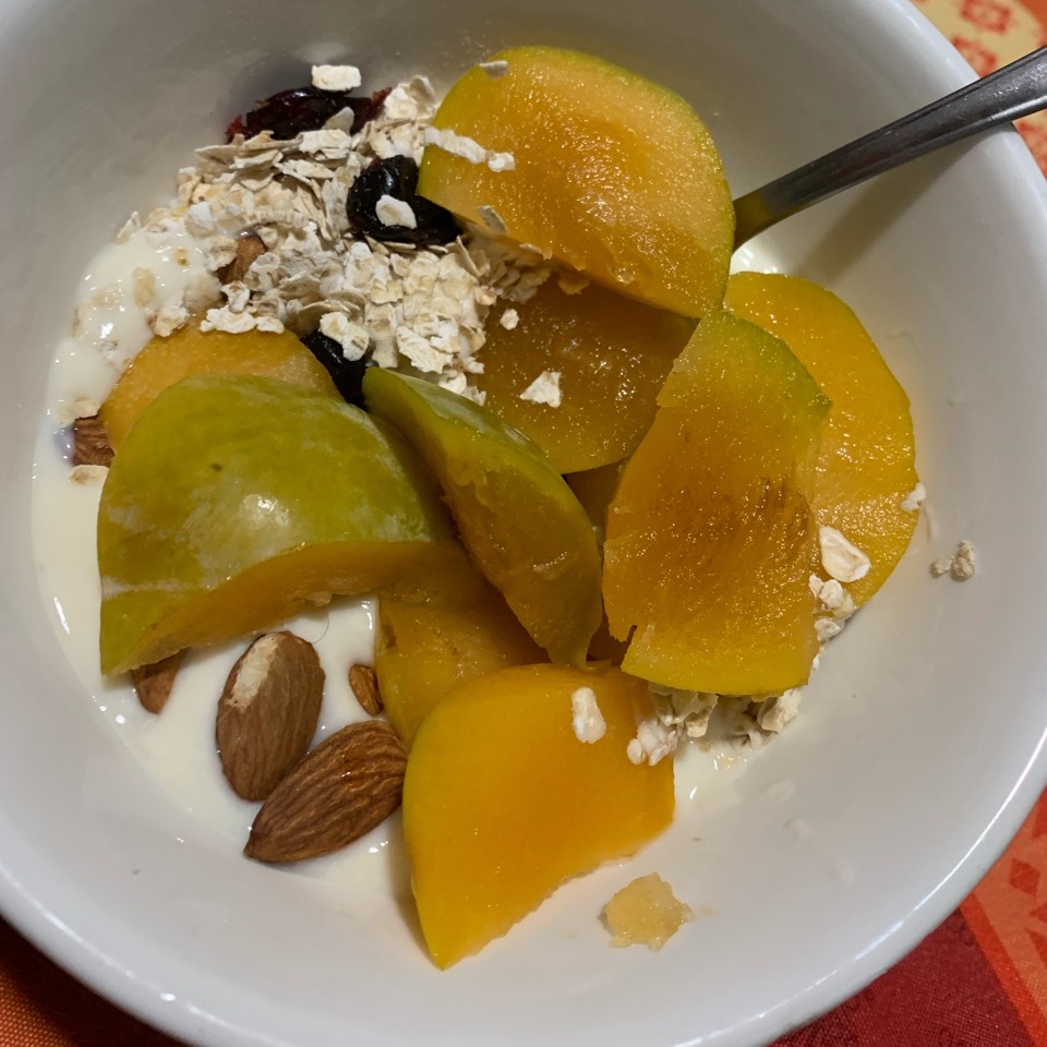 Iogur con avena, ciruelas y almendras Iogur con avena, ciruelas y almendras
