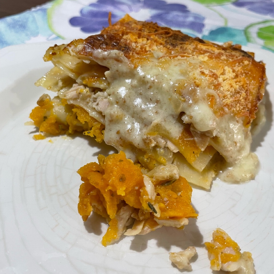 Lasaña de calabaza y pollo con cebolla caramelizada, queso de cabra y bechamel integral con toque de pique Lasaña de calabaza y pollo con cebolla caramelizada, queso de cabra y bechamel integral con toque de pique