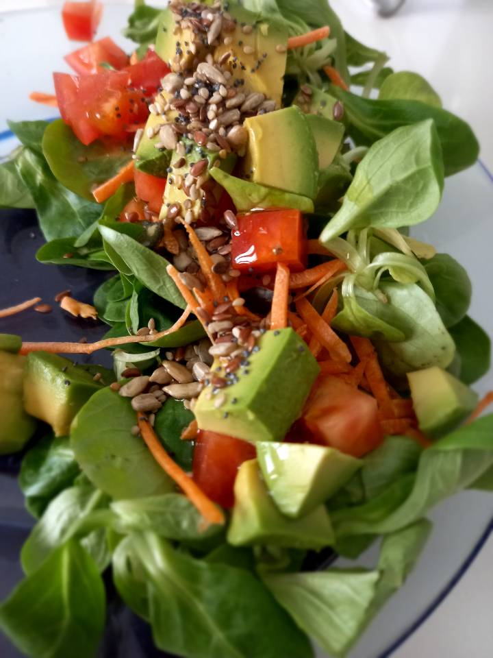 Ensalada canónigos, zanahoria, tomate, aguacate, mezcla de semillas y AOVE Ensalada canónigos, zanahoria, tomate, aguacate, mezcla de semillas y AOVE