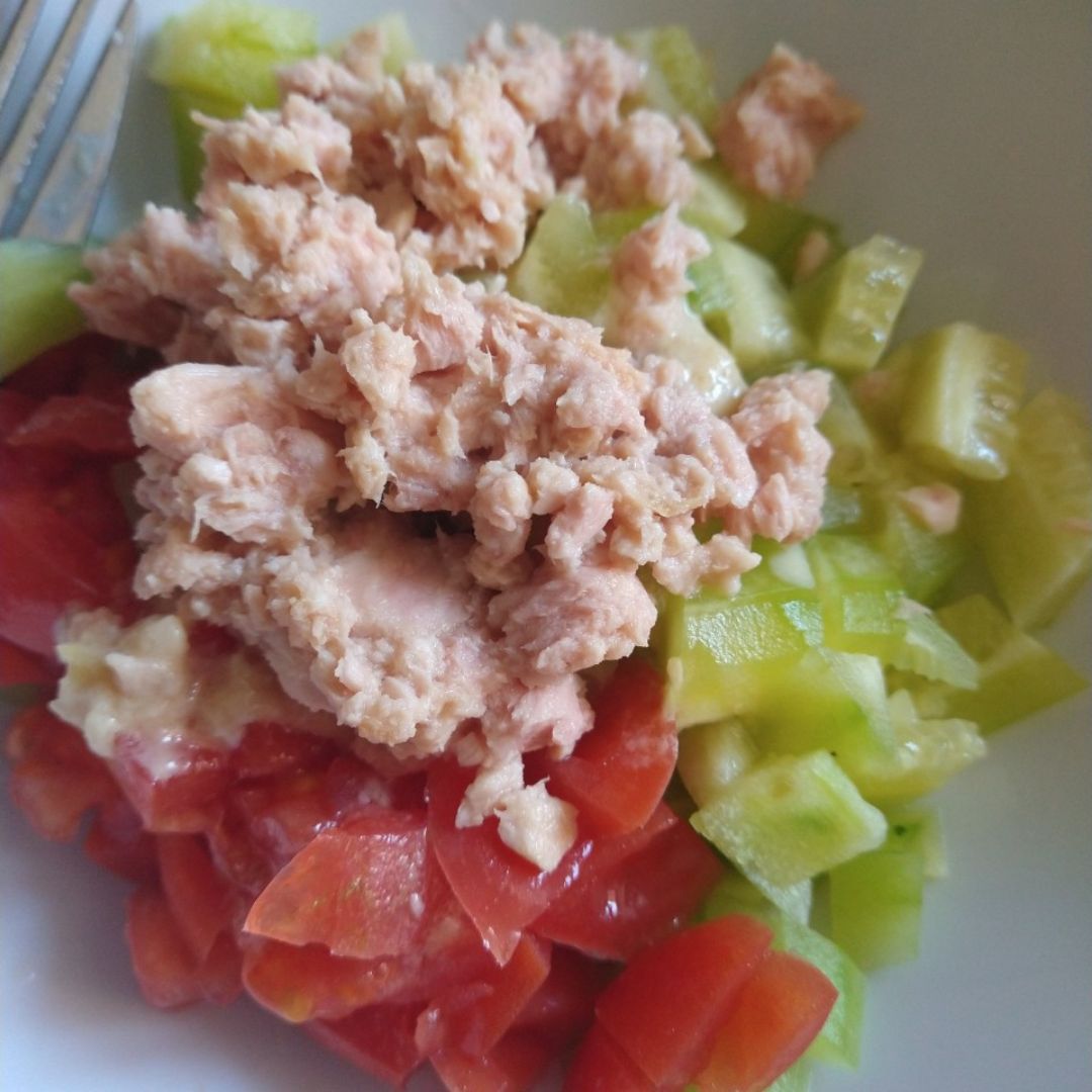 Ensalada pepino tomate huevo y atun Ensalada pepino tomate huevo y atun