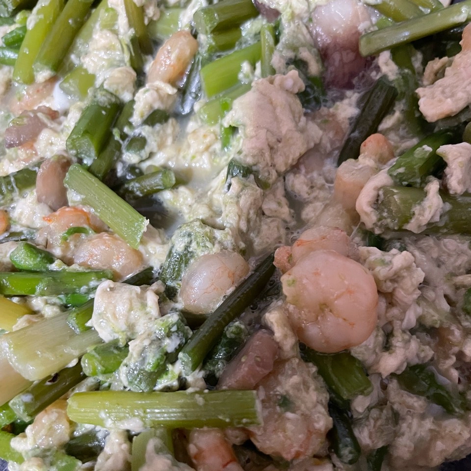 Revuelto gambas, espárragos y setas Revuelto gambas, espárragos y setas
