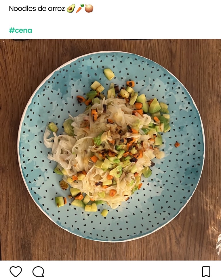 Noodles de arroz con aguacate y verduras Noodles de arroz con aguacate y verduras