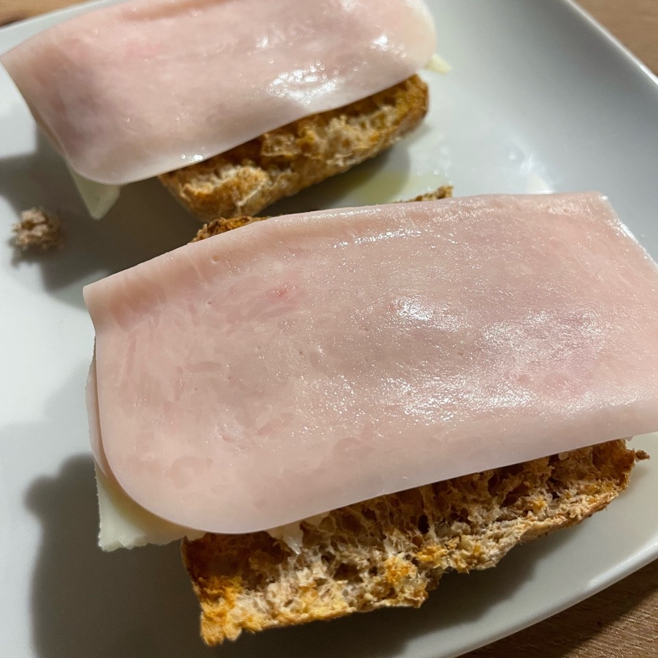 Tostadas con pavo y queso Tostadas con pavo y queso
