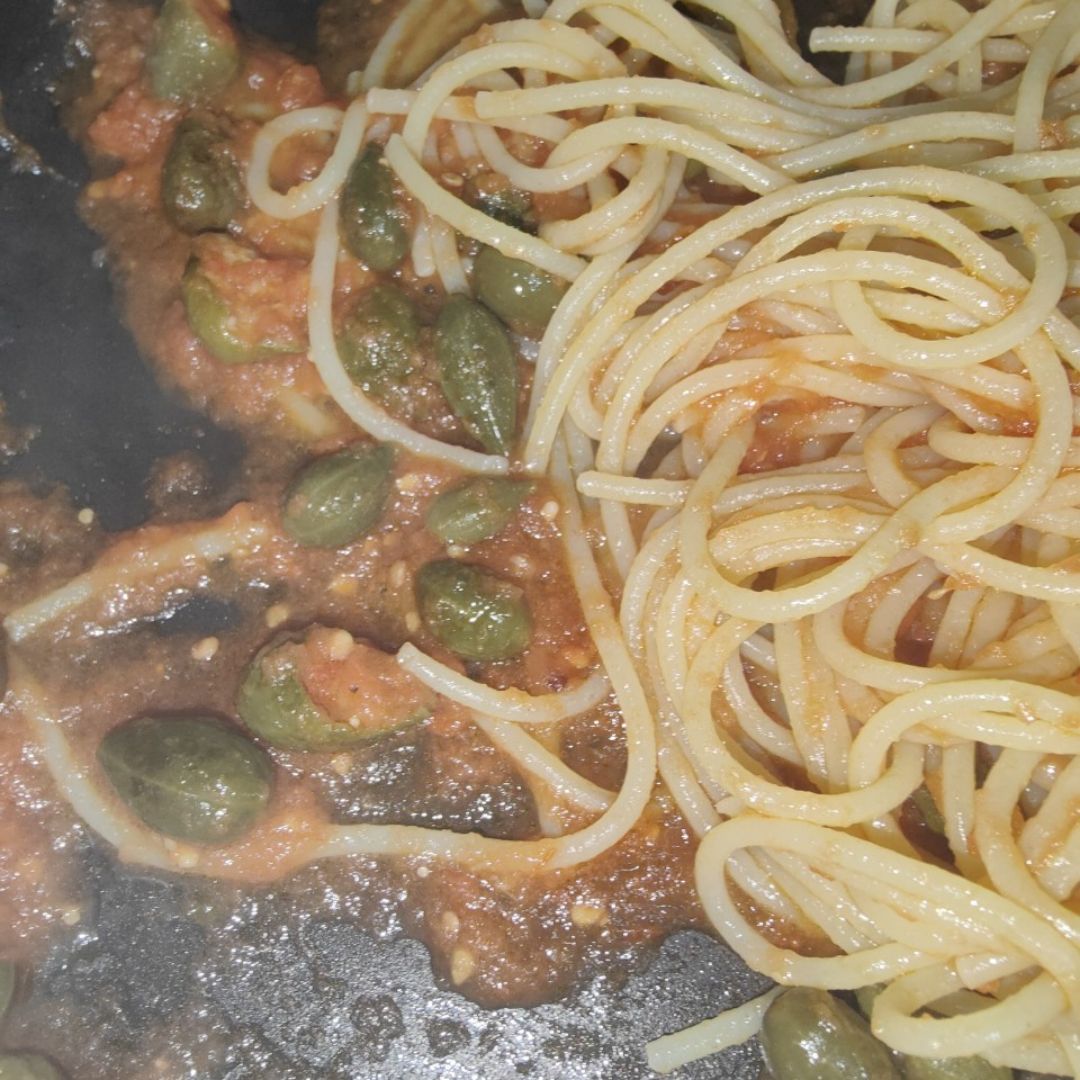 Spaghetti sin gluten con tomate fresco rallado y alcaparrones Deliciosos 😋 Paso 3 Spaghetti sin gluten con tomate fresco rallado y alcaparrones Deliciosos 😋 Paso 3