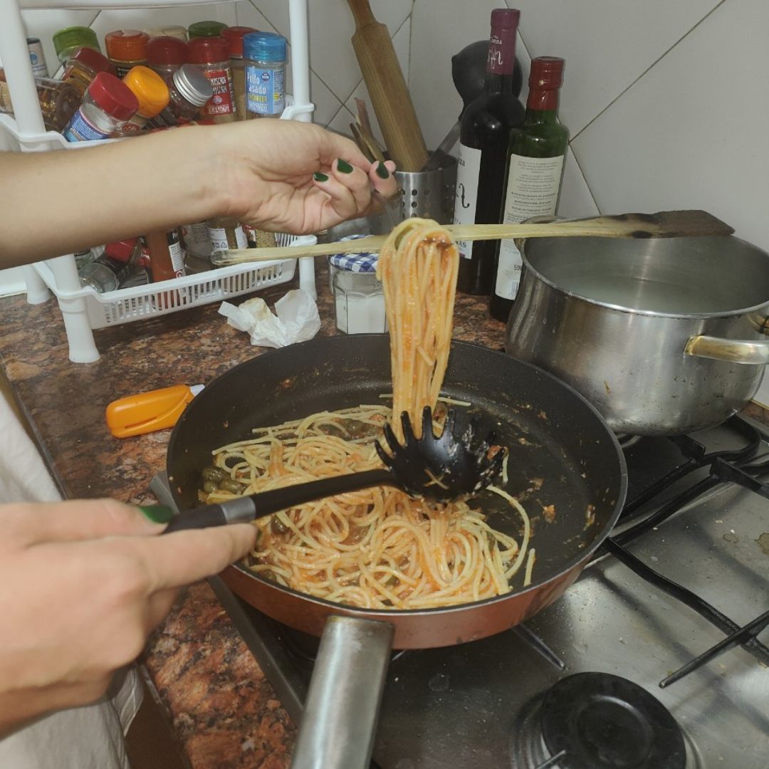 Spaghetti sin gluten con tomate fresco rallado y alcaparrones Deliciosos 😋 Paso 4 Spaghetti sin gluten con tomate fresco rallado y alcaparrones Deliciosos 😋 Paso 4