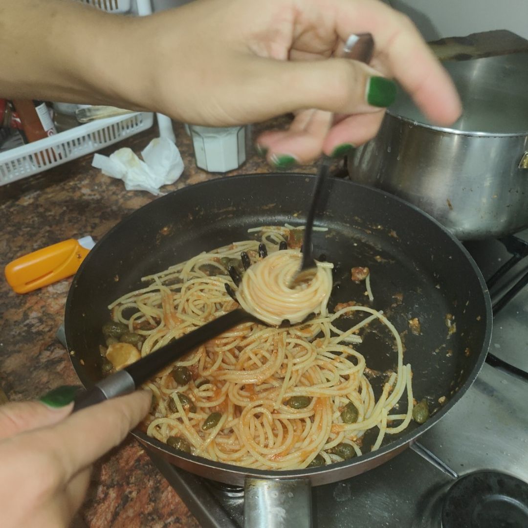 Spaghetti sin gluten con tomate fresco rallado y alcaparrones Deliciosos 😋 Paso 4 Spaghetti sin gluten con tomate fresco rallado y alcaparrones Deliciosos 😋 Paso 4