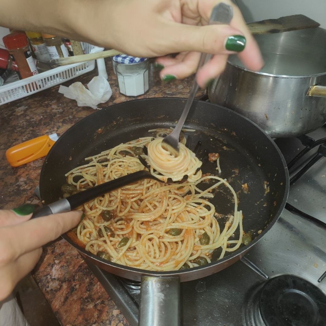 Spaghetti sin gluten con tomate fresco rallado y alcaparrones Deliciosos 😋 Paso 4 Spaghetti sin gluten con tomate fresco rallado y alcaparrones Deliciosos 😋 Paso 4