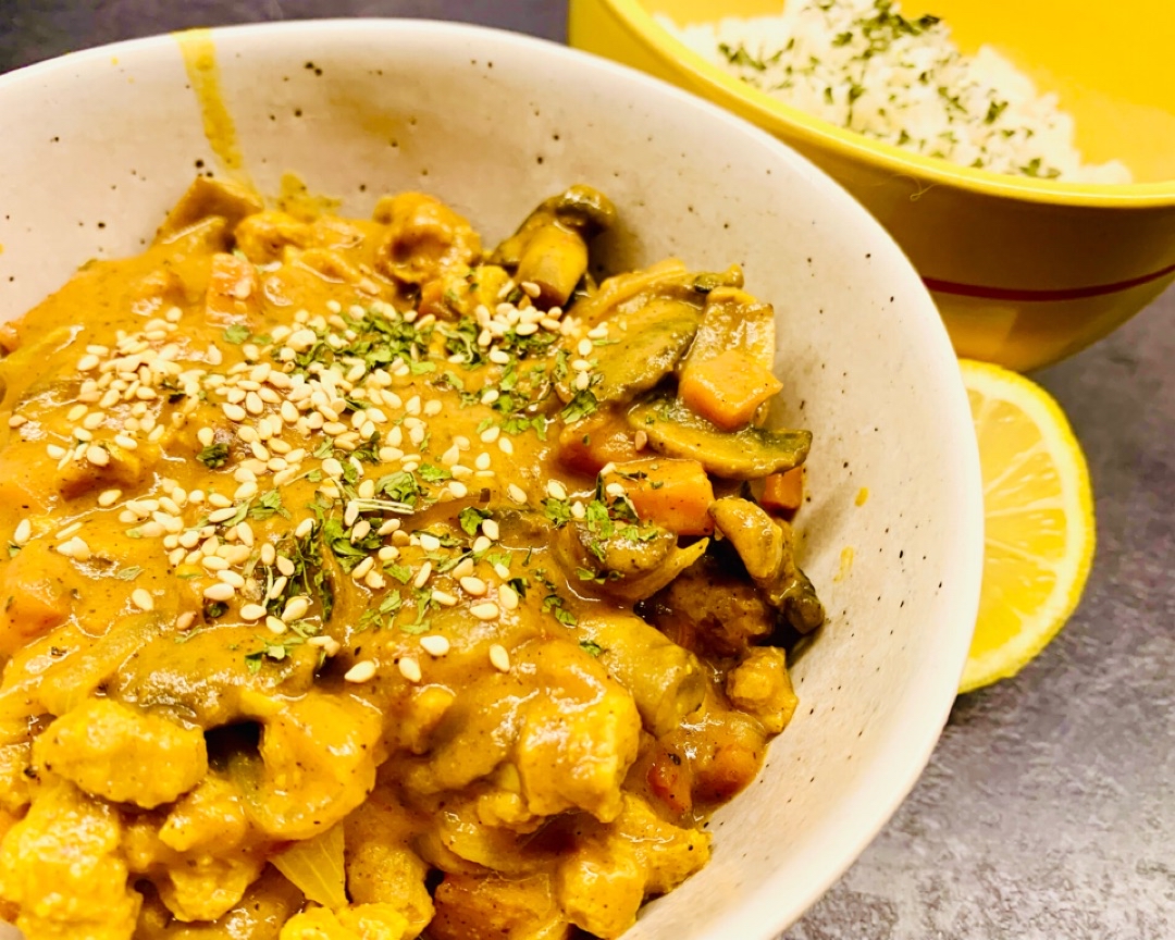Curry vegano de soja texturizada y setas Curry vegano de soja texturizada y setas