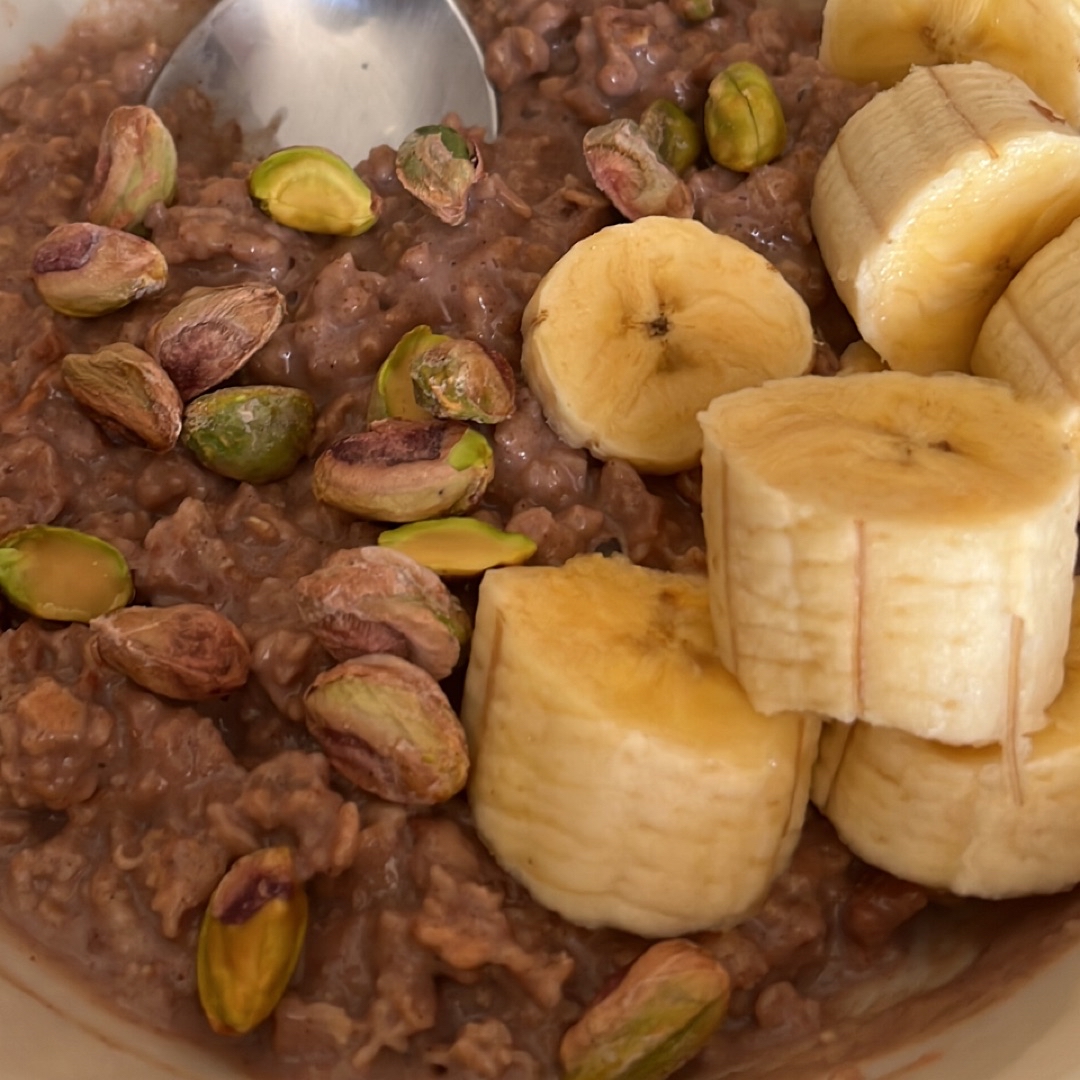 Porridge de avena y cacao con plátano y pistachos